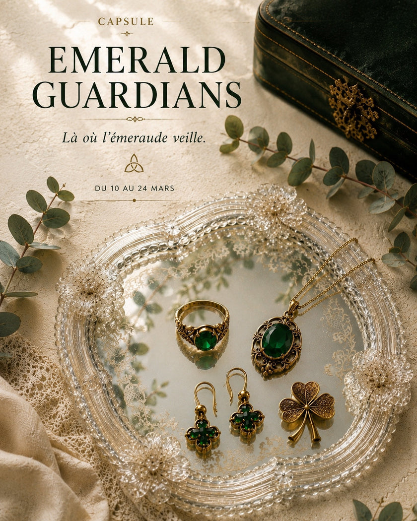 Capsule Emerald Guardians – bijoux anciens aux tons émeraude présentés sur un miroir ancien en verre, Le Sceau d'Hippocampe.