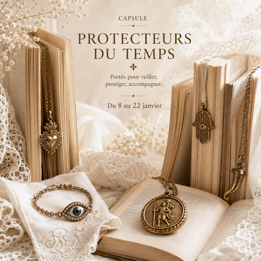 Capsule Protecteurs du Temps – bijoux talismans anciens présentés parmi des livres anciens et de la dentelle, Le Sceau d'Hippocampe.