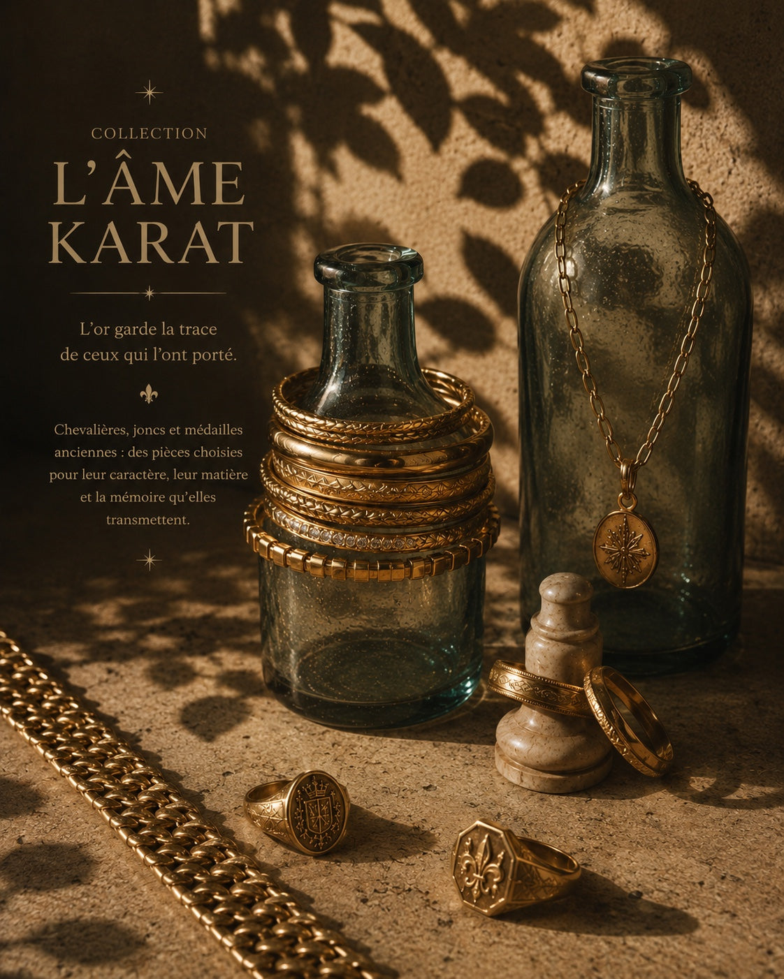 Collection L’Âme Karat — bijoux anciens en or, joncs, chevalières et collier mis en scène avec des bouteilles anciennes en verre vert.