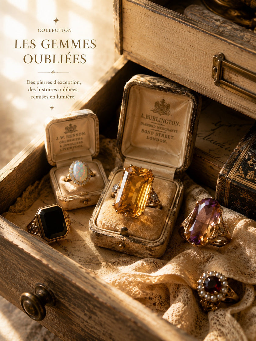 Bijoux anciens sertis de citrine, opale, onyx et amétrine dans un tiroir ancien — collection Les Gemmes oubliées.